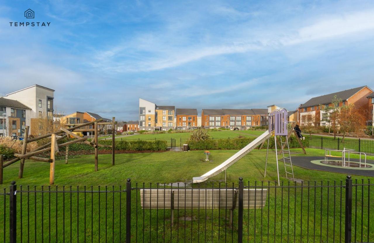 Stylish 4 Bed Family Home At Madejski, Reading University エクステリア 写真